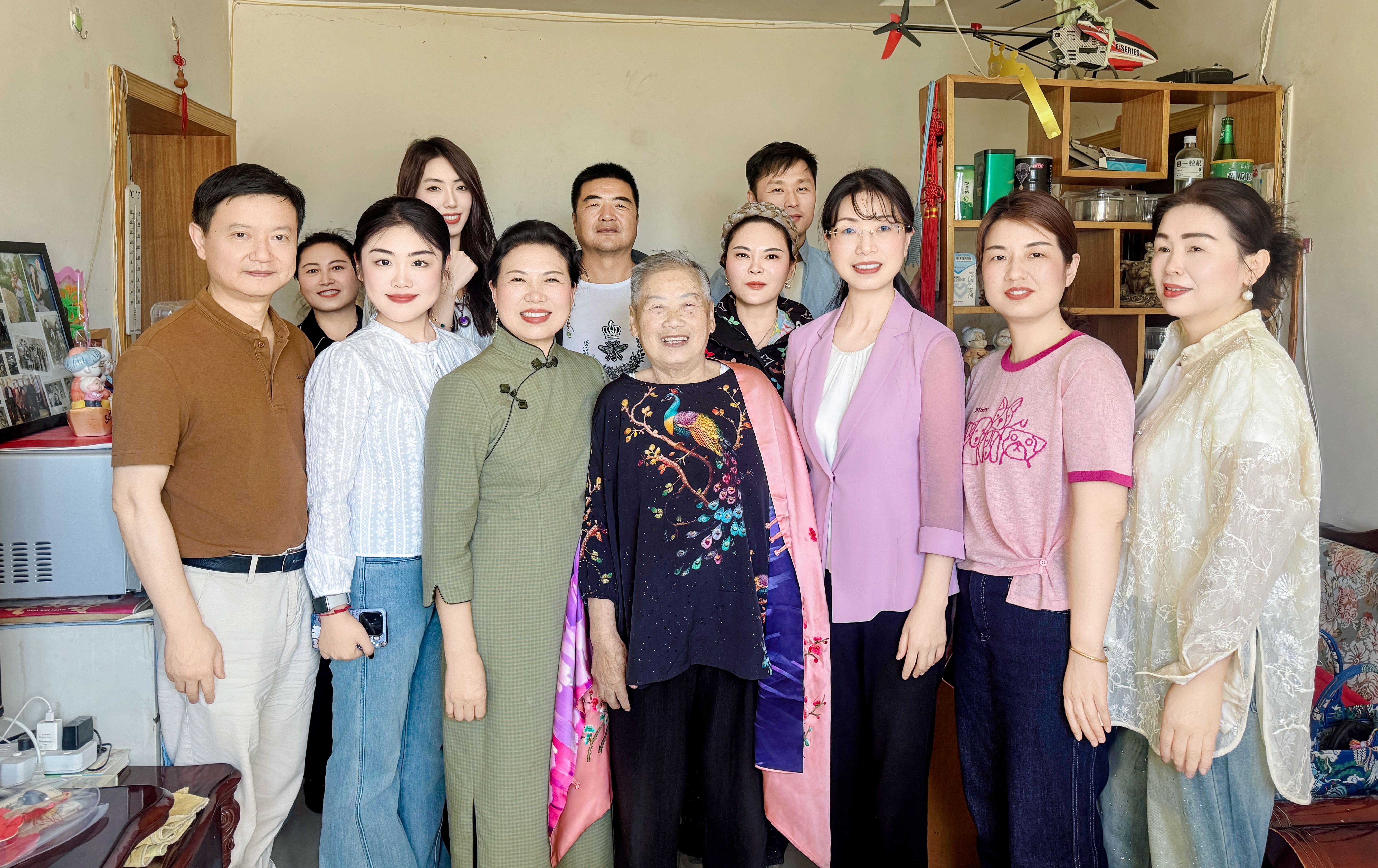 5月18日,校党委书记何旭娟率师生代表与援疆湘女吴国华妈妈及家人共度中华母亲节